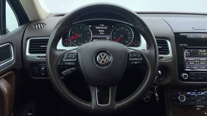 VOLKSWAGEN TOUAREG-Steering Wheel Close-up