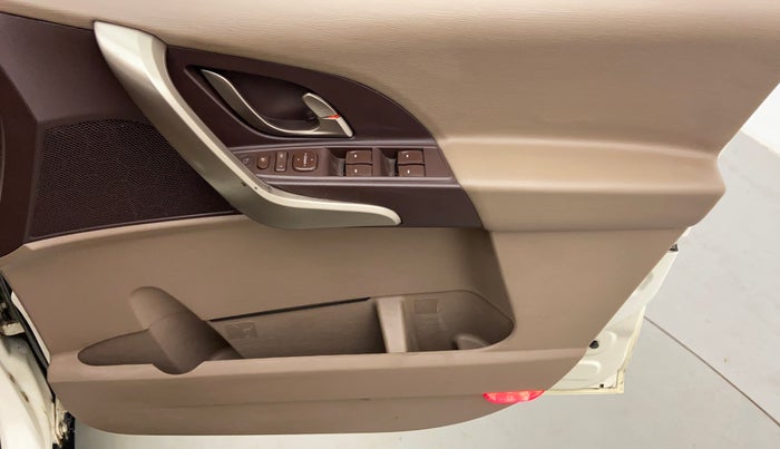 2014 Mahindra XUV500 W8 FWD, Diesel, Manual, 1,20,555 km, Driver Side Door Panels Controls
