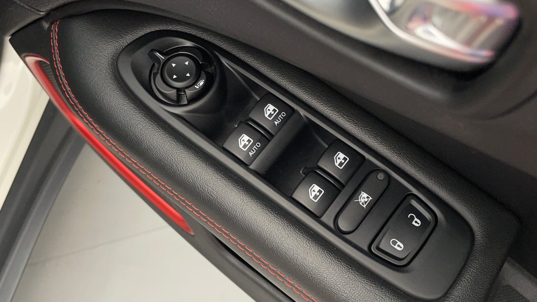 2017 Jeep Compass Trailhawk (4x4 Low), Automatic, 51238 km, Drivers Side Door Panel Controls