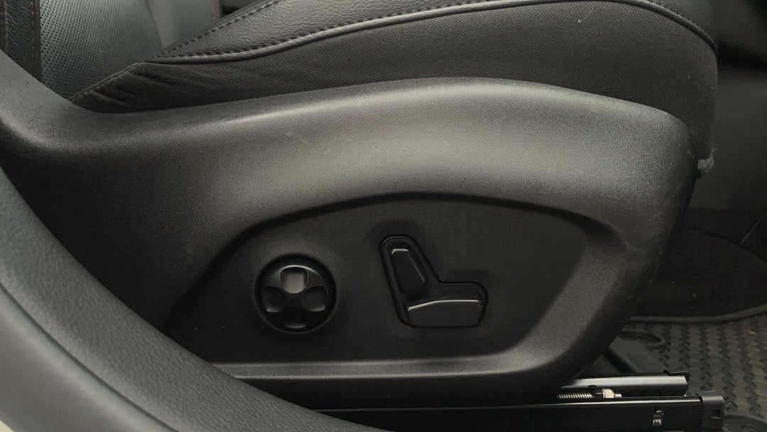 2017 Jeep Compass Trailhawk (4x4 Low), Automatic, 51238 km, Drivers Side Adjustment Panel