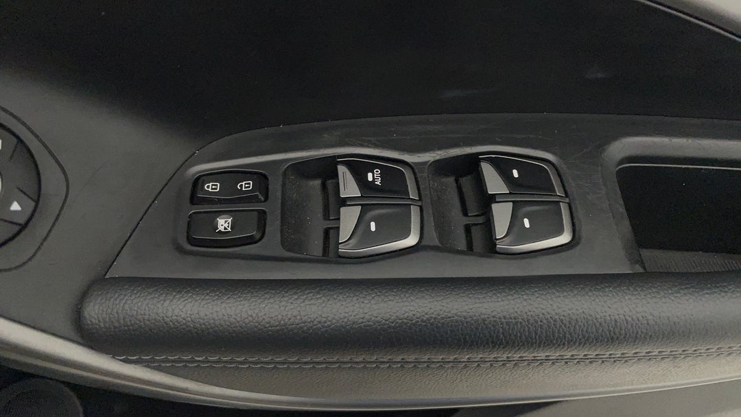 2015 Hyundai Santa Fe Highlander Crdi (4x4), Automatic, 151385 km, Drivers Side Door Panel Controls