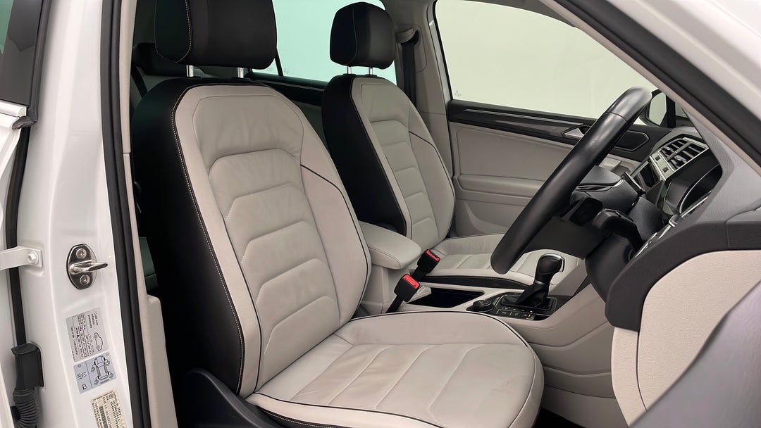 2017 Volkswagen Tiguan 140 Tdi Highline, Automatic, 80777 km, Right Side Front Door Cabin View