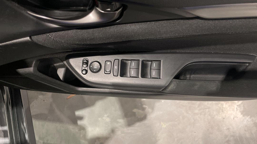 2019 Honda Civic Vti-l, Automatic, 59901 km, Drivers Side Door Panel Controls