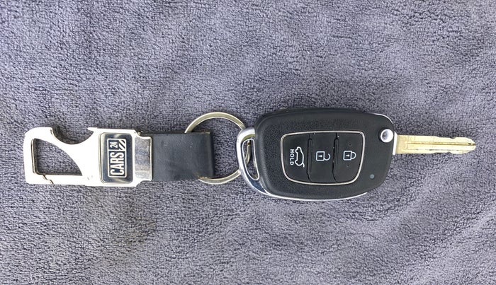 2021 Hyundai VENUE S 1.2, Petrol, Manual, 31,392 km, Key Close Up