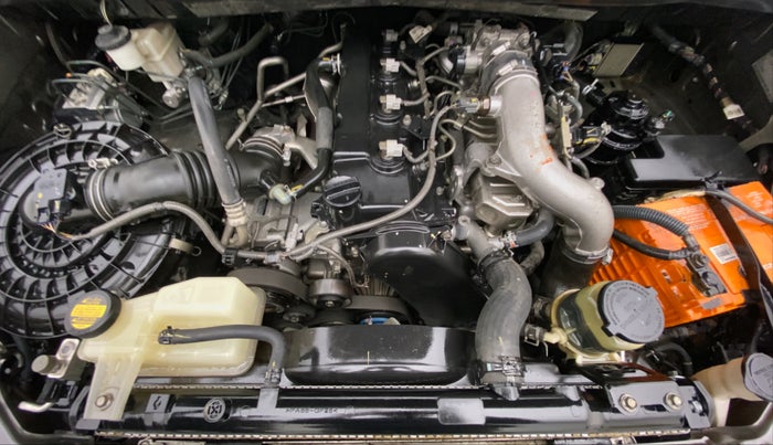 2014 Toyota Innova 2.5 VX 8 STR BS IV, Diesel, Manual, 70,285 km, Open Bonet