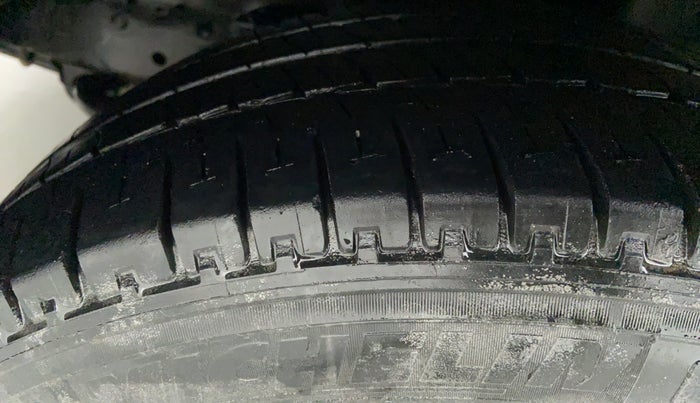 2014 Toyota Innova 2.5 VX 8 STR BS IV, Diesel, Manual, 70,285 km, Left Front Tyre Tread