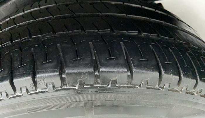 2014 Toyota Innova 2.5 VX 8 STR BS IV, Diesel, Manual, 70,285 km, Left Rear Tyre Tread