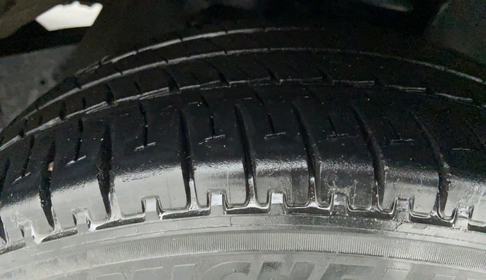 2014 Toyota Innova 2.5 VX 8 STR BS IV, Diesel, Manual, 70,285 km, Right Front Tyre Tread