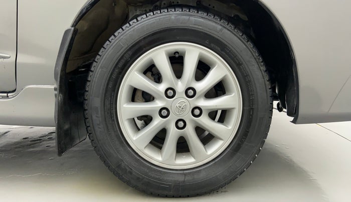 2014 Toyota Innova 2.5 VX 8 STR BS IV, Diesel, Manual, 70,285 km, Right Front Wheel