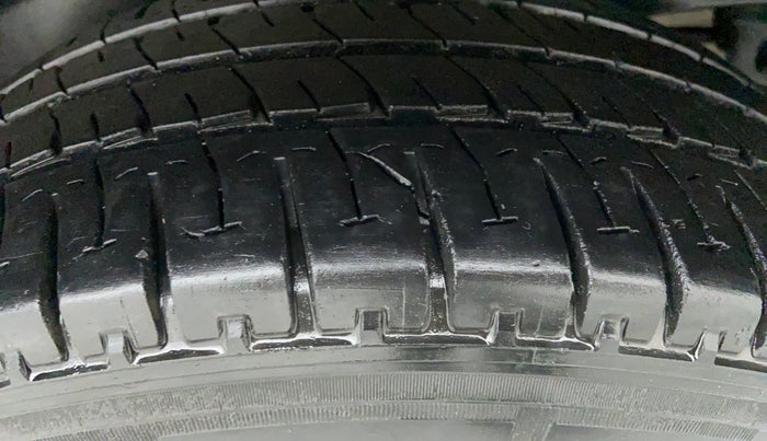 2014 Toyota Innova 2.5 VX 8 STR BS IV, Diesel, Manual, 70,285 km, Right Rear Tyre Tread