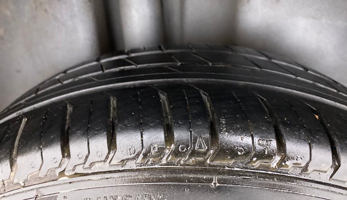 2013 Volkswagen Vento HIGHLINE DIESEL 1.6, Diesel, Manual, 72,566 km, Right Rear Tyre Tread