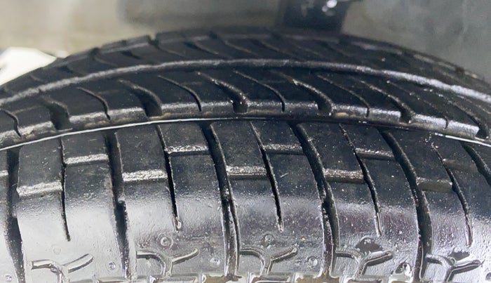 2015 Hyundai Eon ERA PLUS, Petrol, Manual, 26,897 km, Left Front Tyre Tread