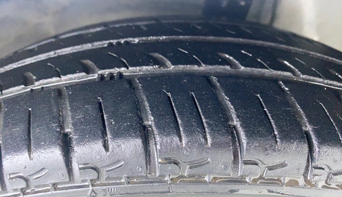 2015 Hyundai Eon ERA PLUS, Petrol, Manual, 26,897 km, Right Front Tyre Tread