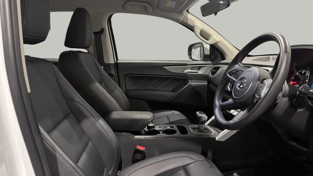 2025 GWM Cannon Premium (4x4), Automatic, 24020 km, Right Side Front Door Cabin View