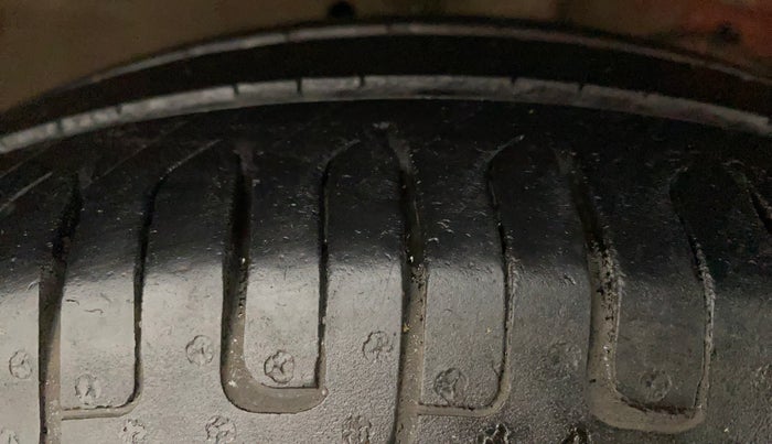 2017 Maruti Swift VDI ABS, Diesel, Manual, 62,373 km, Right Front Tyre Tread