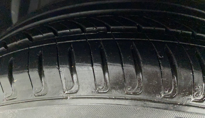 2014 Maruti Ciaz VDI PLUS, Diesel, Manual, 94,381 km, Left Front Tyre Tread