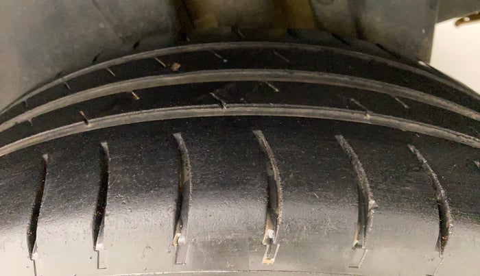 2015 Maruti Swift VXI, Petrol, Manual, 1,21,184 km, Left Rear Tyre Tread