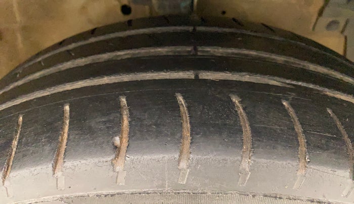 2015 Maruti Swift VXI, Petrol, Manual, 1,21,184 km, Right Front Tyre Tread
