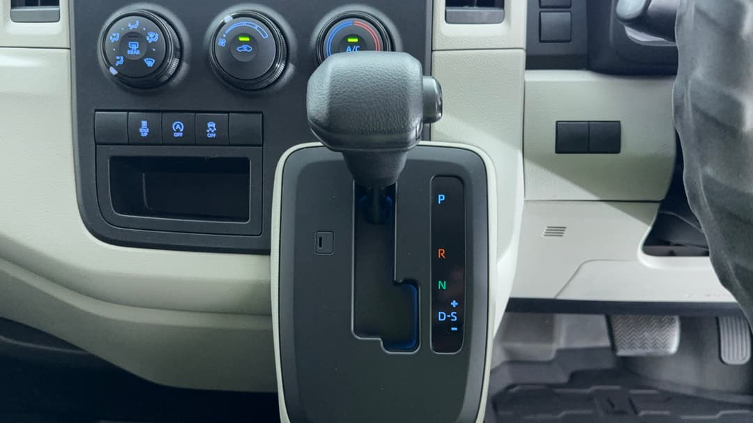 2020 Toyota Hiace Lwb, Automatic, 100353 km, Gear Lever 