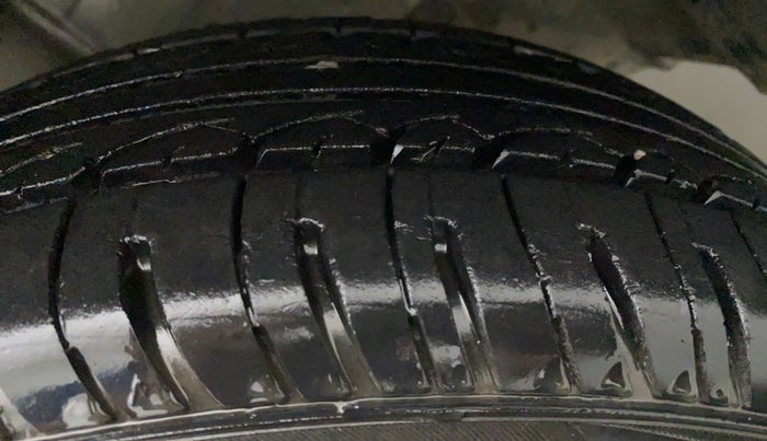 2011 Toyota Etios Liva G, Petrol, Manual, 44,237 km, Left Rear Tyre Tread