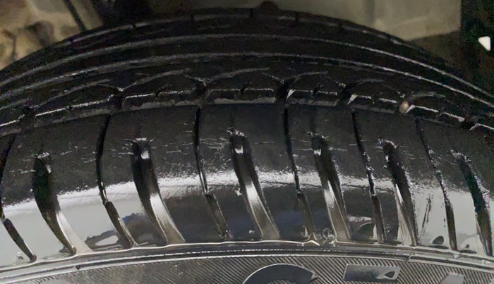 2011 Toyota Etios Liva G, Petrol, Manual, 44,237 km, Left Front Tyre Tread
