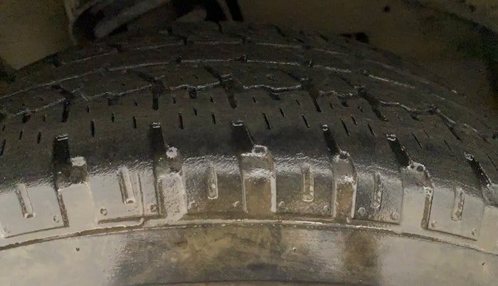 2016 Mahindra TUV300 T8 AMT, Diesel, Automatic, 82,527 km, Left Front Tyre Tread