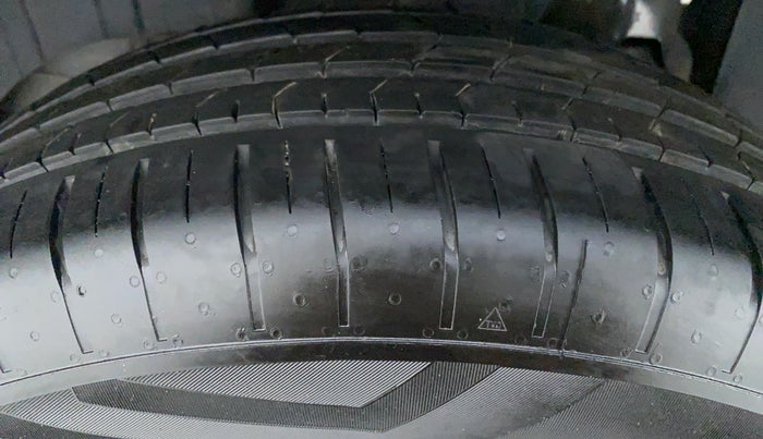 2020 Mahindra XUV300 1.2 W6 MT, Petrol, Manual, 6,958 km, Right Rear Tyre Tread