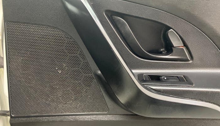 2019 Mahindra XUV500 W3, Diesel, Manual, 74,548 km, Infotainment system - Rear speakers missing / not working