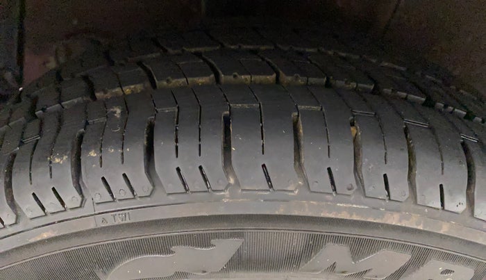 2017 Hyundai Xcent SX 1.2, Petrol, Manual, 33,856 km, Right Rear Tyre Tread