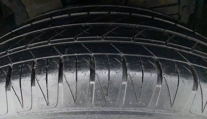 2017 Maruti Vitara Brezza ZDI PLUS, Diesel, Manual, 33,772 km, Left Front Tyre Tread