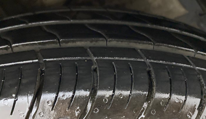 2014 Maruti Swift ZDI, Diesel, Manual, 82,445 km, Right Front Tyre Tread