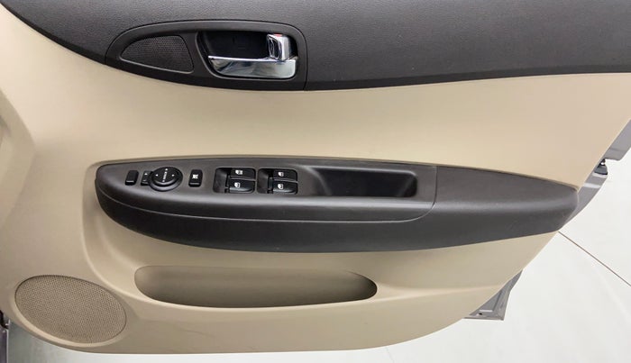 2013 Hyundai i20 MAGNA O 1.2, Petrol, Manual, 41,598 km, Driver Side Door Panels Control