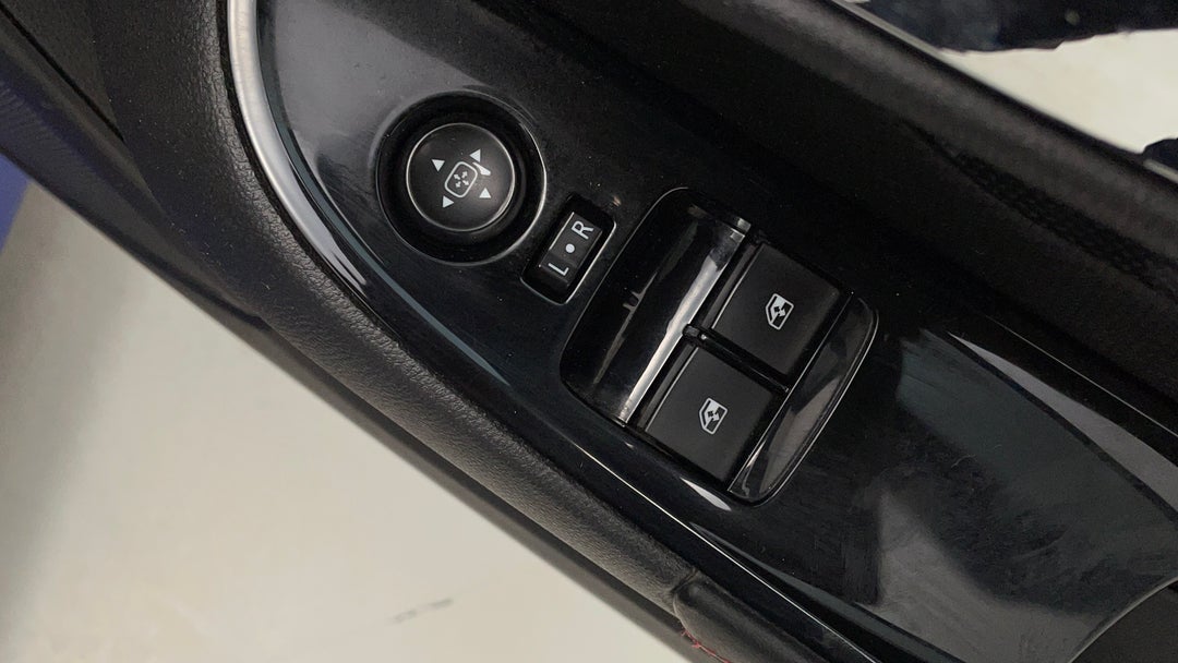 2016 Holden Ute Sv6 Black Edition, Automatic, 59646 km, Drivers Side Door Panel Controls