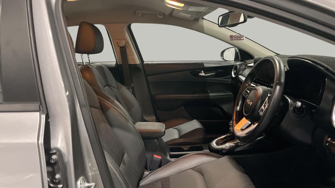 2024 Kia Cerato Sport+, Automatic, 40567 km, Right Side Front Door Cabin View