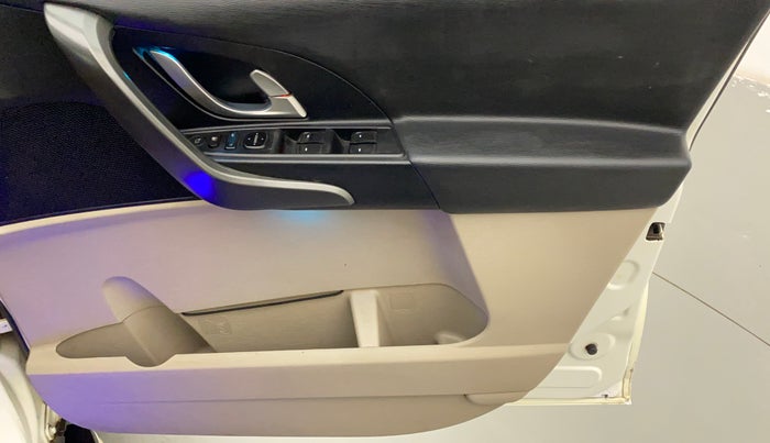 2016 Mahindra XUV500 W6, Diesel, Manual, 84,468 km, Driver Side Door Panels Control