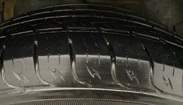 2016 Mahindra XUV500 W6, Diesel, Manual, 84,468 km, Right Front Tyre Tread