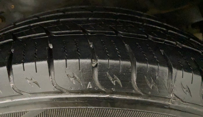 2016 Mahindra XUV500 W6, Diesel, Manual, 84,468 km, Left Front Tyre Tread