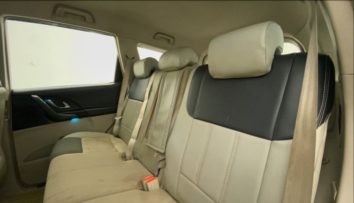 2016 Mahindra XUV500 W6, Diesel, Manual, 84,468 km, Right Side Rear Door Cabin