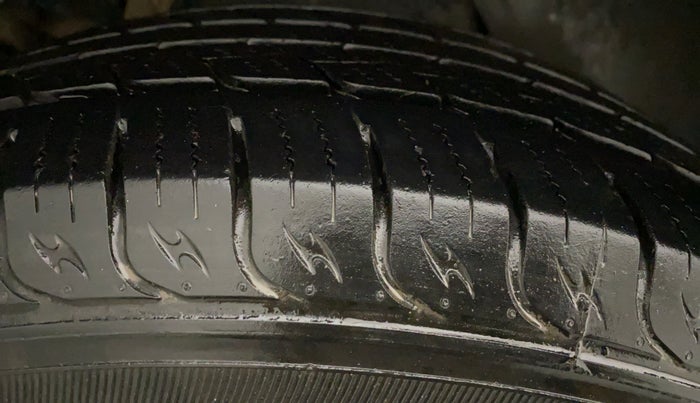 2016 Mahindra XUV500 W6, Diesel, Manual, 84,468 km, Right Rear Tyre Tread