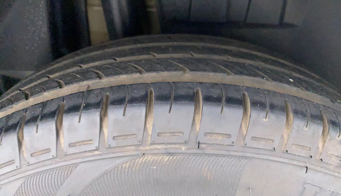 2017 Maruti Dzire VDI, Diesel, Manual, 94,792 km, Right Rear Tyre Tread