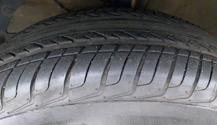 2017 Maruti Dzire VDI, Diesel, Manual, 94,792 km, Left Front Tyre Tread