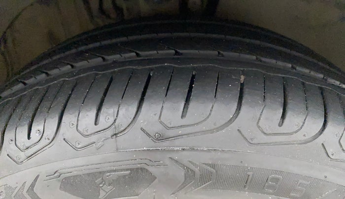 2016 Volkswagen Polo HIGHLINE1.2L, Petrol, Manual, 1,08,350 km, Right Front Tyre Tread
