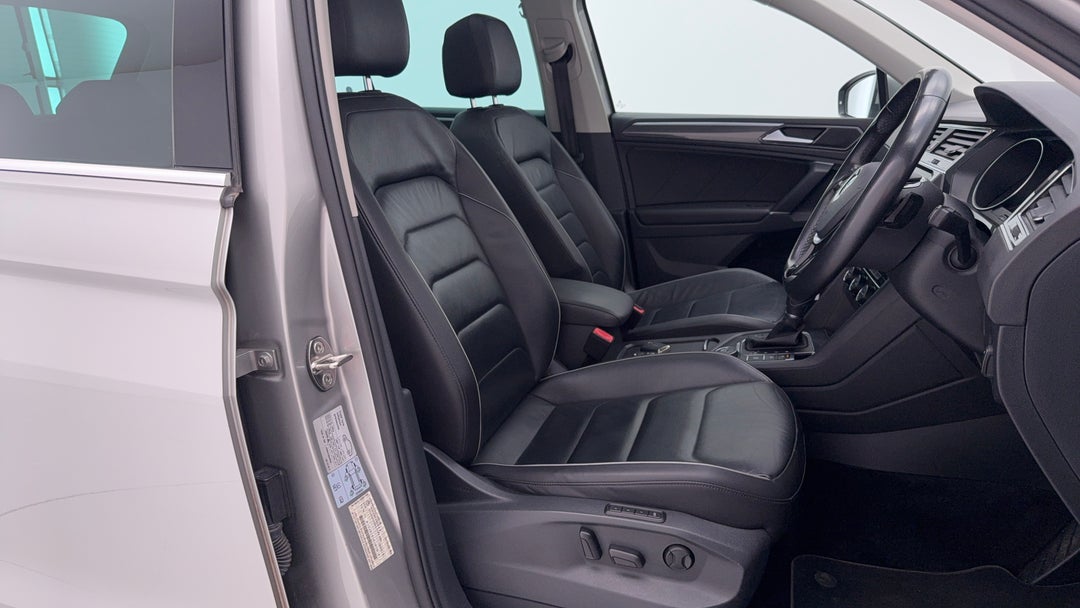 2017 Volkswagen Tiguan 162 Tsi Highline, Automatic, 120841 km, Right Side Front Door Cabin View