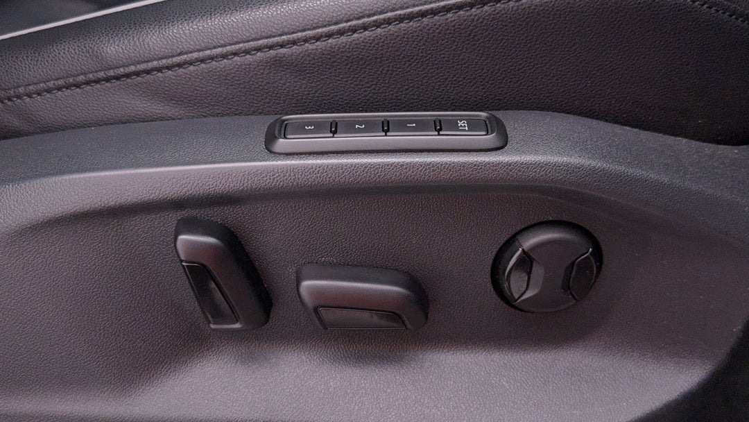 2017 Volkswagen Tiguan 162 Tsi Highline, Automatic, 120841 km, Drivers Side Adjustment Panel