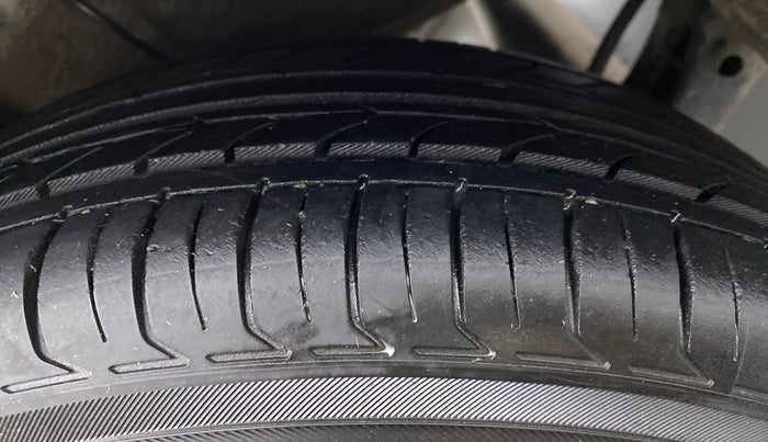 2014 Hyundai Xcent S 1.2 OPT, Petrol, Manual, 50,898 km, Right Rear Tyre Tread