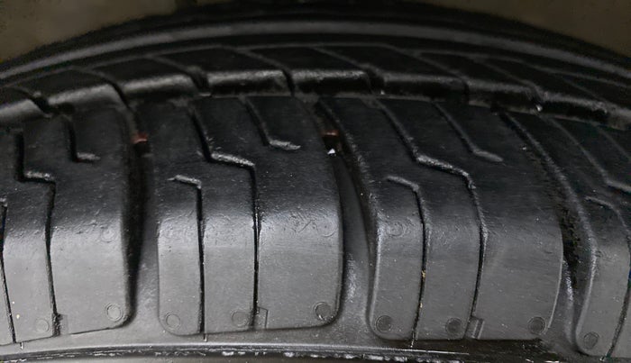 2011 Maruti Ritz VXI, Petrol, Manual, 74,068 km, Right Front Tyre Tread