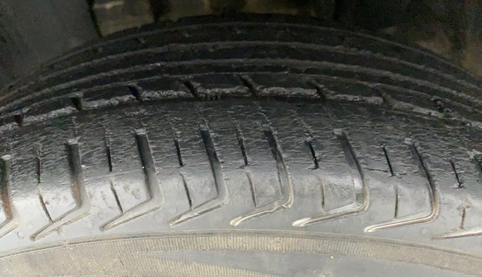 2015 Renault Kwid RXT, Petrol, Manual, 48,799 km, Left Front Tyre Tread