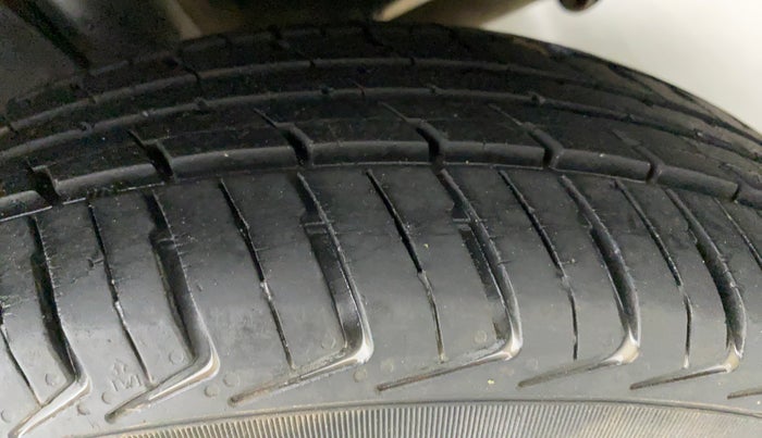 2015 Renault Kwid RXT, Petrol, Manual, 48,799 km, Left Rear Tyre Tread