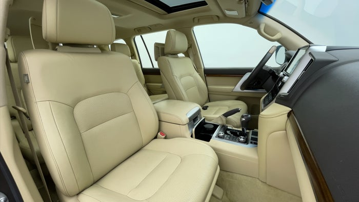 TOYOTA LAND CRUISER-Right Side Front Door Cabin View