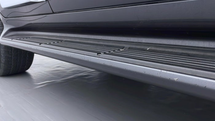TOYOTA LAND CRUISER-Running Board RHS Scratch